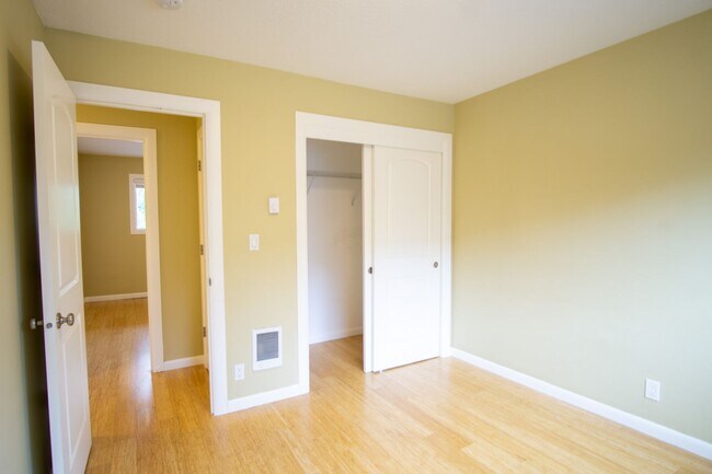 Building Photo - Renovated 2 Bedroom Flat in St. Johns/Port...