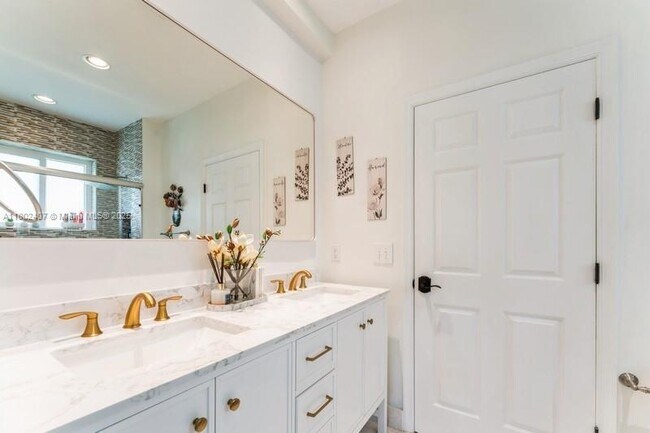Building Photo - 2708 Meadowood Dr