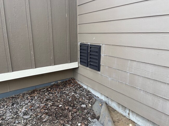 Building Photo - 12360 Village Cir E