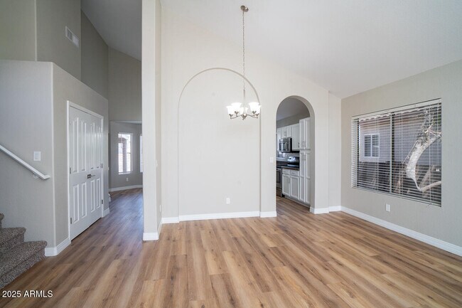 Building Photo - 2550 E Taro Ln