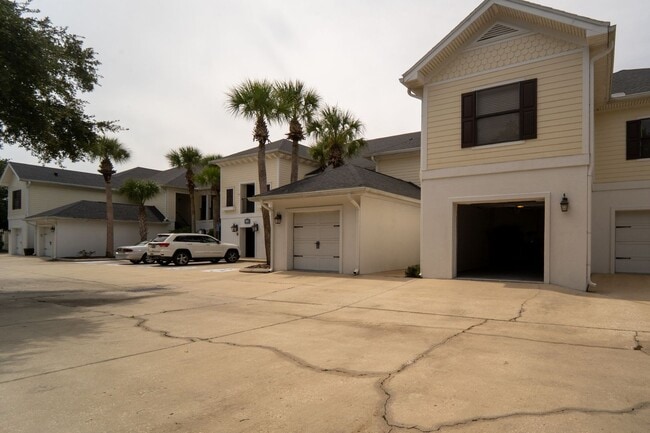 Building Photo - Belle Haven 2-Bedroom Condo with Pond View and Garage