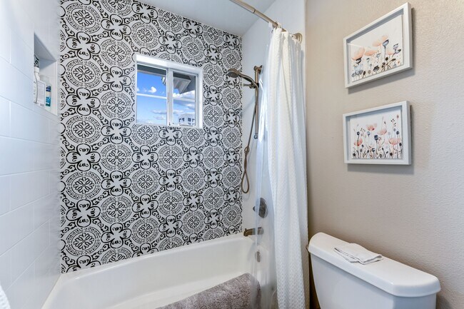 Building Photo - 200 Oak View Ln