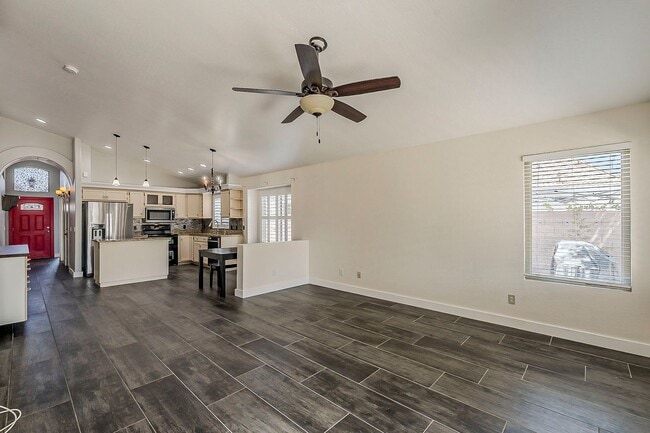 Building Photo - 4 bed, 2 bath home in Peoria