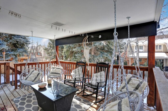 Building Photo - Beautiful 5 Bedroom Home Near the Cherry C...