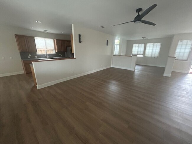 Building Photo - 4 Bedroom 2 Bathroom in SE Visalia with Po...