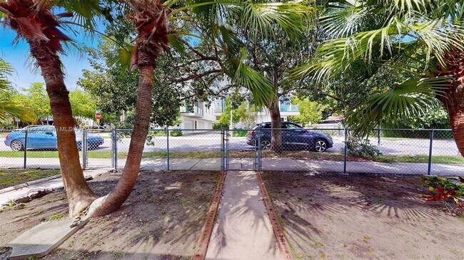 Building Photo - 2499 SW 27th St