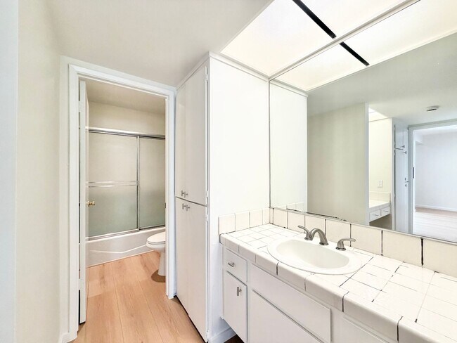 Building Photo - AVAILABLE NOW!! 1 Bedroom 1 Bathroom Condo in Palm Springs!