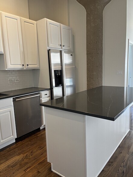 Kitchen - 758 N Larrabee St