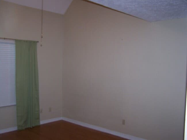 Building Photo - 2 Bath townhouse with hardwood floors and ...