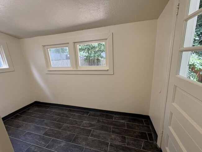 Building Photo - Freshly Updated 3 Bedroom Home with Bonus Room in North Hill