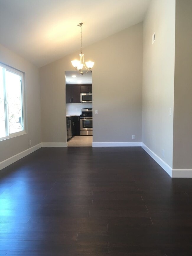 Building Photo - Single Story Stunner!