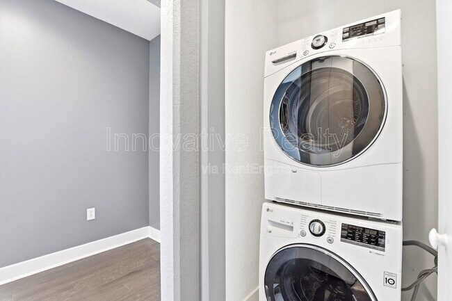 Building Photo - 150 E Robinson St