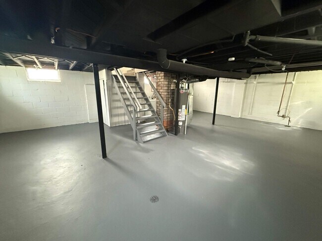 Building Photo - Freshly Renovated 3-Bedroom Home – Quality...