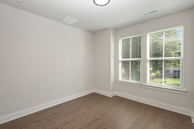 Building Photo - 2319 Rozzelles Ferry Rd