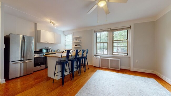 Building Photo - Bright & Sunny Large One Bedroom With Vaul...