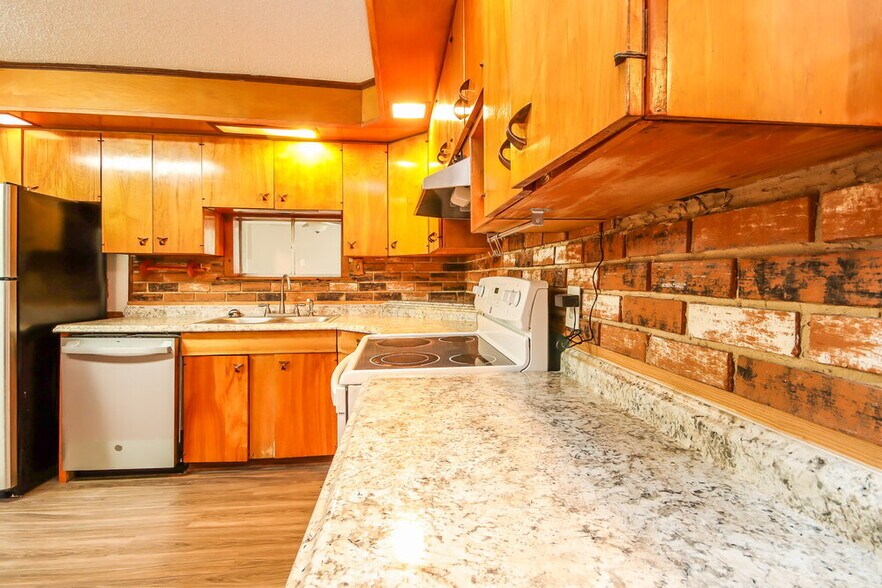 Building Photo - 901 Westmont Dr