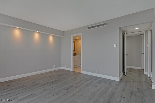 Building Photo - 3111 Bel Air Dr
