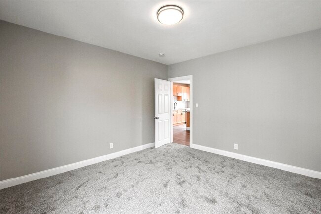 Building Photo - 27 Oak St