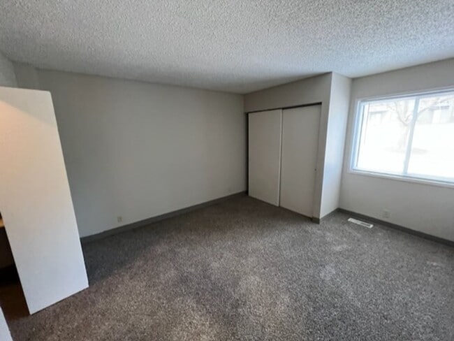 Building Photo - Spacious 2 bd w/walk-in entry