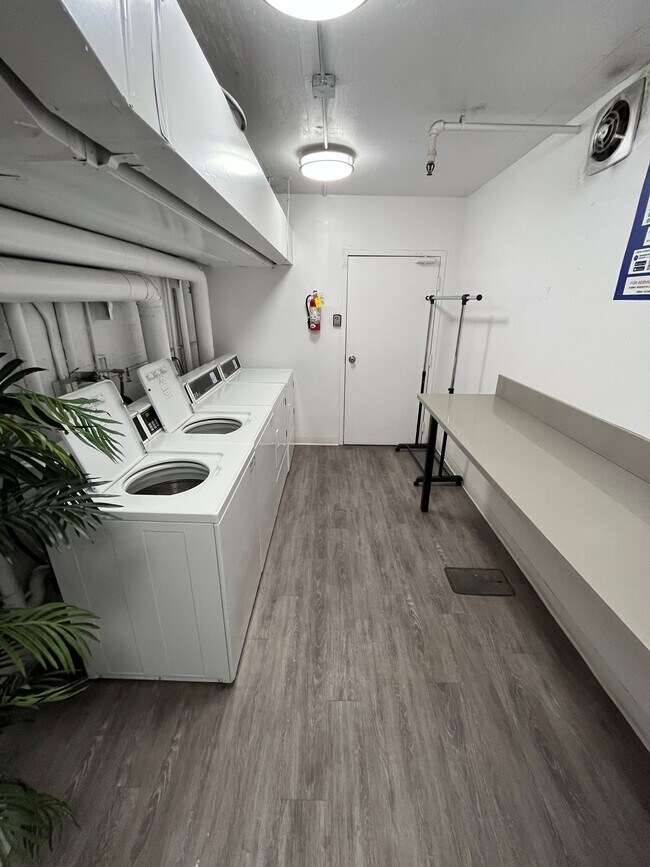 Building Photo - Buena Ventura