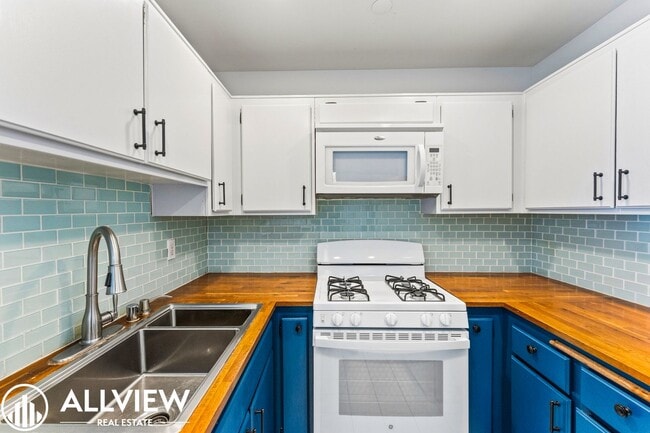 Building Photo - Updated 2 Bed, 1.5 Bath Condo in Gated Crosspointe Village
