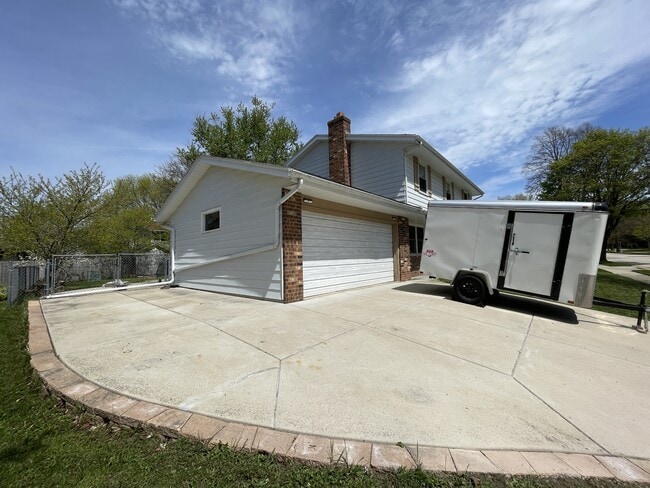 Building Photo - 1708 Howlett Ln