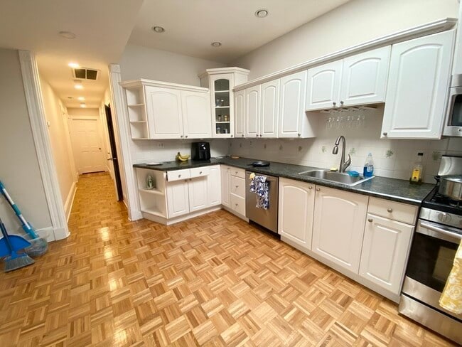 Building Photo - 108 Buttonwood St