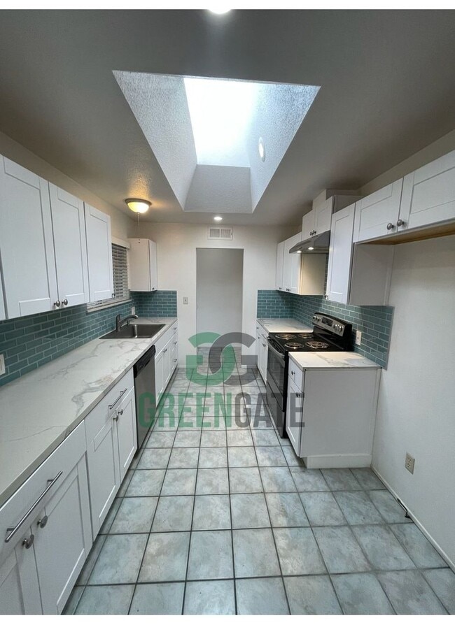 Building Photo - Spacious 4Bedroom 2Bath AVAILABLE NOW in Modesto!!