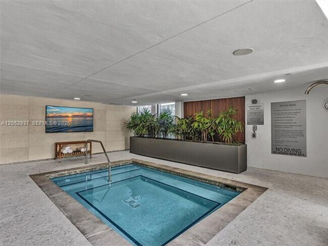 Building Photo - 17001 Collins Ave