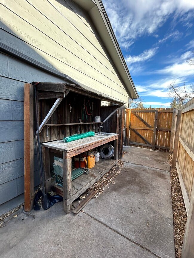 Building Photo - Stunning 4 BR/2 BA Morrison Home!!