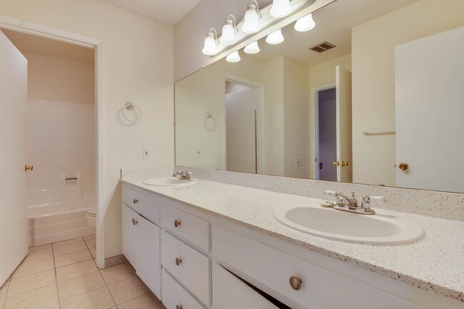 Primary Photo - *** LIGHT & BRIGHT 3 BEDROOM 1.5 BATH HOME...