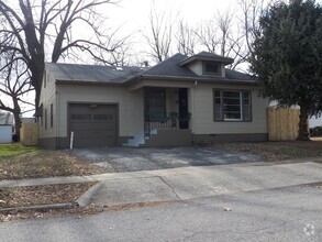 Building Photo - 3 bedroom, 2 bathroom, 1 car garage with f...