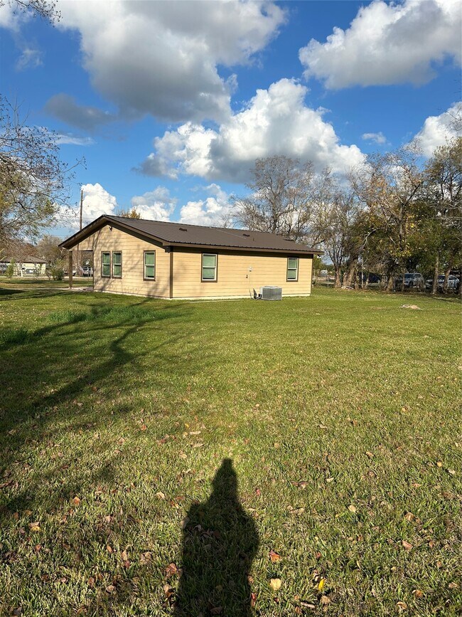 Building Photo - 16011 Mary Ann Ln