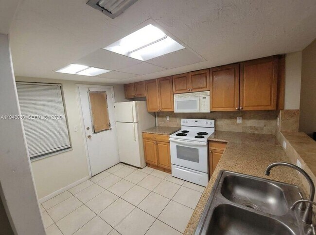 Building Photo - 1591 NE Miami Gardens Dr