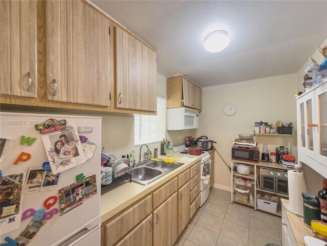 Building Photo - 410 Pinecrest Dr
