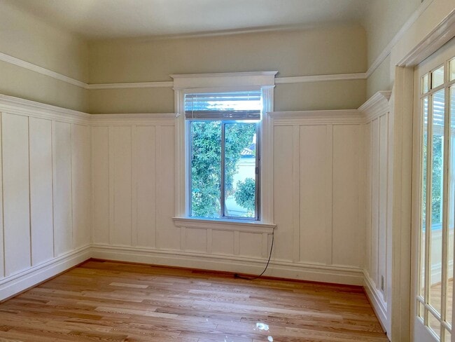 Building Photo - Renovated Top Floor 1BR/1BA. Dual-Pane Bay Windows. Backyard!