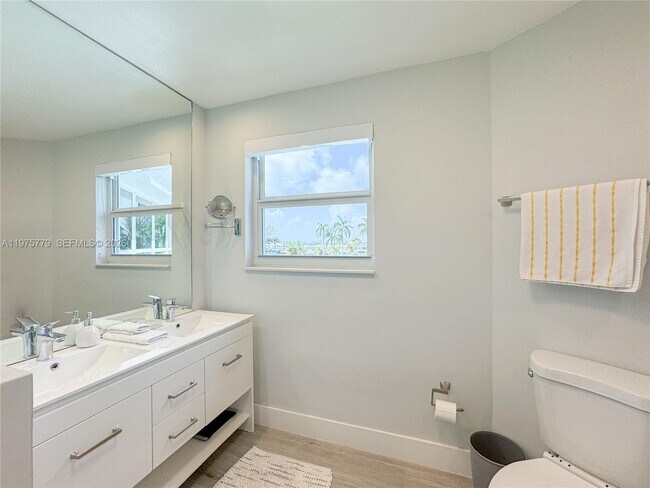 Building Photo - 4925 Collins Ave