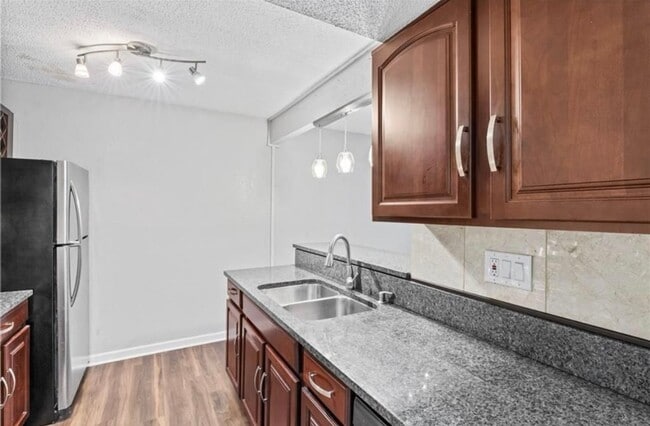 Building Photo - Plaza condo 2 Bed 2 Bath! $1500.00