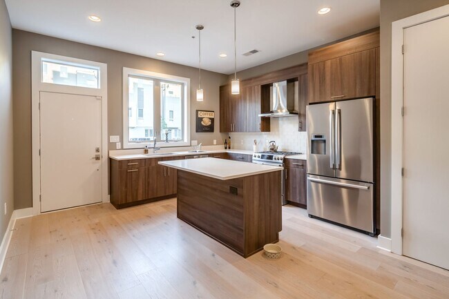 Building Photo - Queen Village Townhome