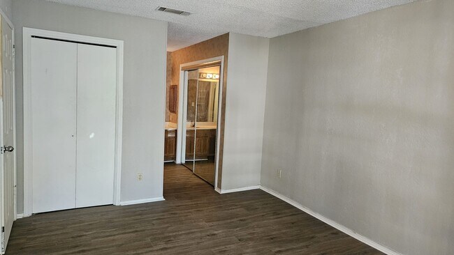 Building Photo - 1202 Thorpe Ln