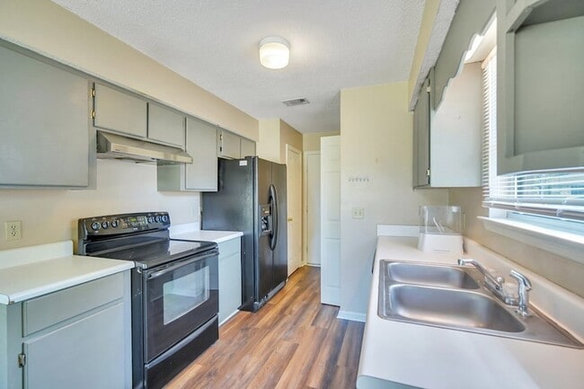 Building Photo - 1501 Woodcrest Cir