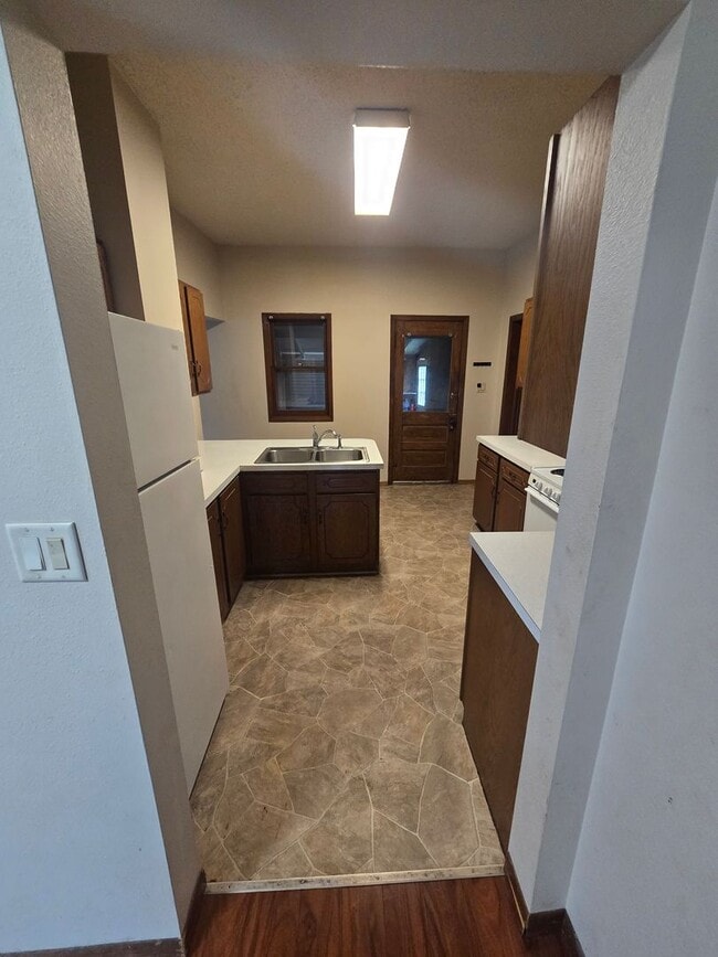 Building Photo - For Rent: Cozy 2 Bedroom, 1 Bathroom Singl...