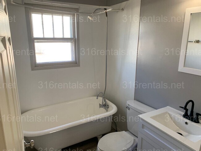 Building Photo - $1,350 - 3 bedroom 2 bath - Beautiful home...