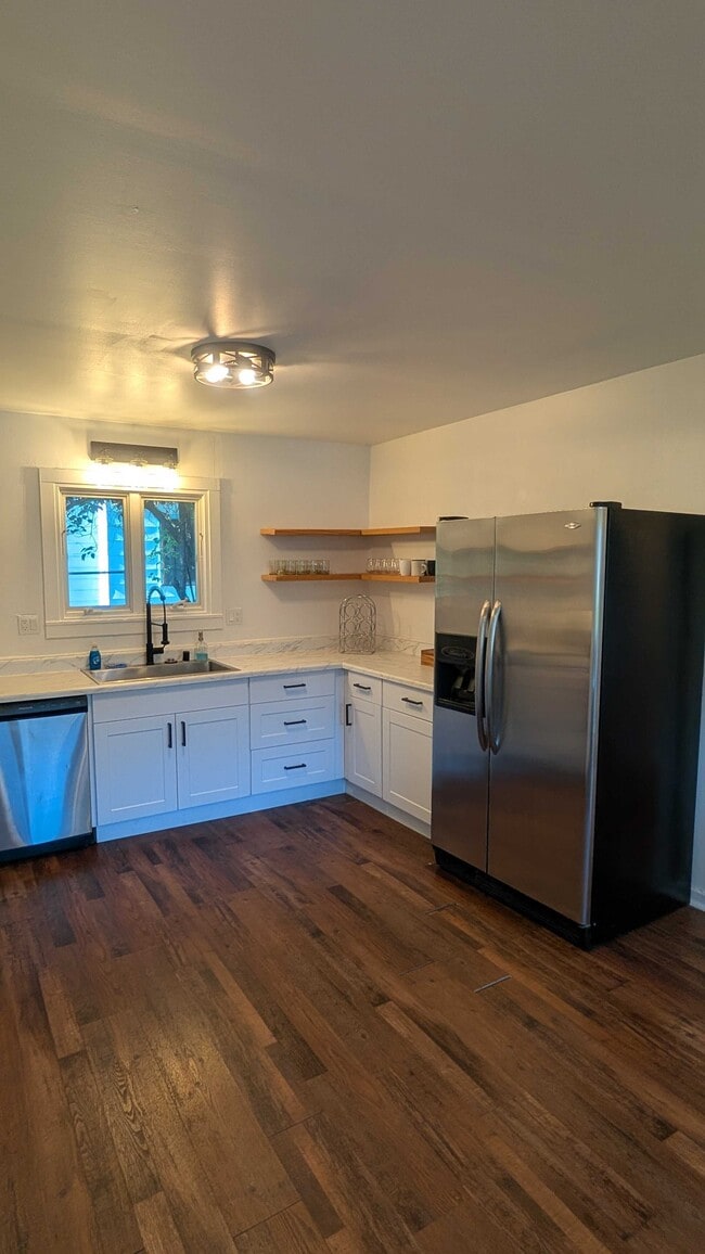 Building Photo - 405 N Cloverdale Blvd