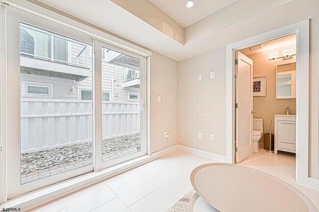 Building Photo - 112 S Weymouth Ave