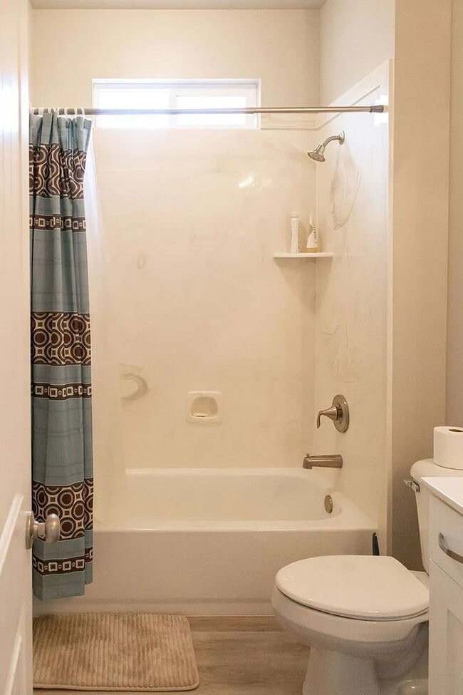 Building Photo - 3 Bedroom Furnished Home! Short term lease!! Available from May 1st - October 31st!