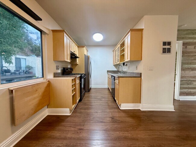 Building Photo - Location! Location! 1 Bedroom Condo in Mis...