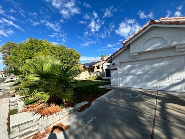 Building Photo - STUNNING 4 BEDROOM 3 BATH, 2 STORY HOME WI...
