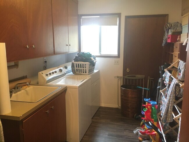 Building Photo - 855 Kenneth St