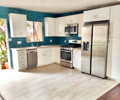 The Dune - Well appointed kitchen - 1026-1036 Gaviota Dr